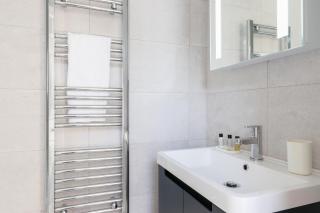 Sanjo Suite - Sleek 2BR Home with Parking & WIFI - 2