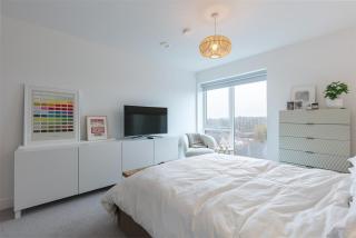 Modern 2BD Apt w/ Balcony & Parking - Near London - Shephall - 4