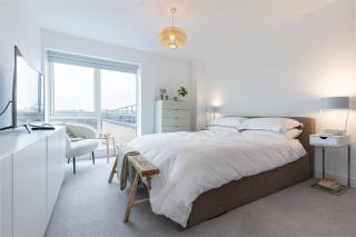 Modern 2BD Apt w/ Balcony & Parking - Near London - Shephall - 9