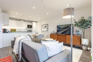 Modern 2BD Apt w/ Balcony & Parking - Near London - Shephall - 1