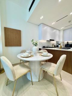 Chic Jvc 1br Pool Access, Balcony & Parking - 4