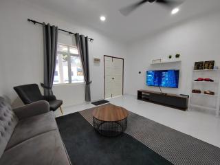 Kvaloya Homestay Private Swimming Pool - 4