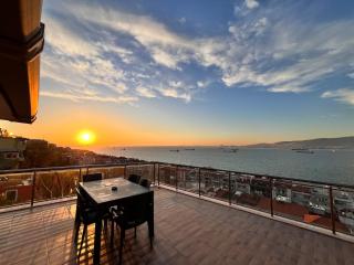 Stay in a House with Sea View in Historical Elevator Mansion - Konak - 0