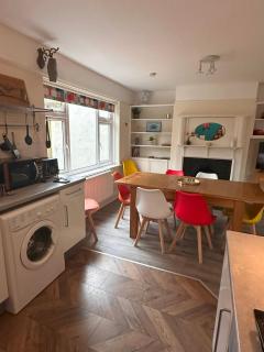 The Tudors Modern 3-Bed Home with Fast WiFi, Private Drive & Near Town Center - 6