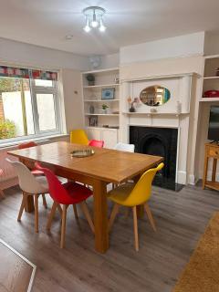 The Tudors Modern 3-Bed Home with Fast WiFi, Private Drive & Near Town Center - 5