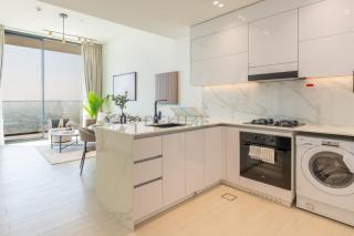 High-Rise 1BR with Lake and City Views Easy Access to Downtown and Marina, Binghatti Onyx, Jumeirah Village Circle by Deluxe Holiday Homes - 5