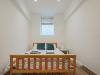 Pass the Keys Stylish Flat - 20 Mins from Central London - 8