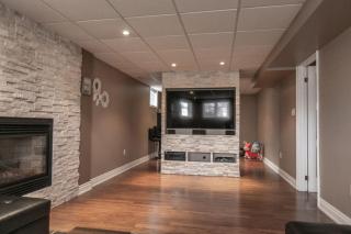 Serenity and Style 4BR with Hot Tub, BBQ and Fire Table - Barrie - 2