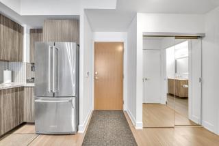 Modern Condo with Balcony, Gym and Free Parking - Toronto - 7