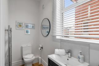 1 - Modern & Stylish 3-Bed Apartment in Cromer - 4