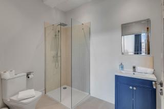 2 - Modern & Stylish 3-Bed Apartment in Cromer - 4