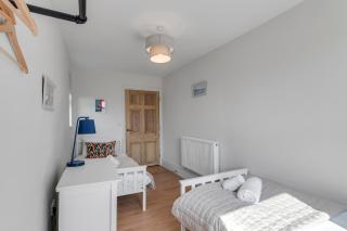 2 - Modern & Stylish 3-Bed Apartment in Cromer - 1
