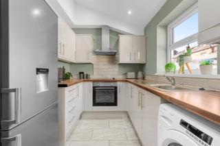 Stunning 3BR Bolton Home with Games Room, Free Parking & Fast WiFi Sleeps 6 - 1