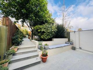 Stunning Home, Garden, Parking & Close Train Stations - 0
