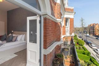 Luxury 3 Bedroom Flat Close To Tube Station - London - 8