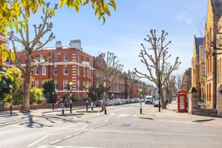 Luxury 3 Bedroom Flat Close To Tube Station - London - 1
