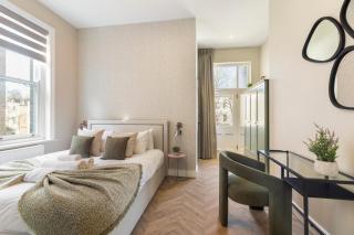 Luxury 3 Bedroom Flat Close To Tube Station - London - 2