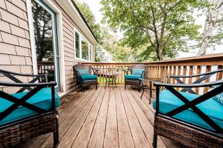 Lakefront Homey Cottage with Hot Tub Offering Pristine Views of Cobosseecontee Lake from the Deck in Winthrop, Maine - Winthrop - 4