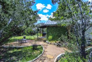 Romantic Cabin Retreat with a Private Hot Tub and Pool in Wimberley, Texas - Wimberley - 7
