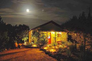 Romantic Cabin Retreat with a Private Hot Tub and Pool in Wimberley, Texas - Wimberley - 3