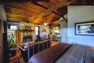 Romantic Cabin Retreat with a Private Hot Tub and Pool in Wimberley, Texas - Wimberley - 1