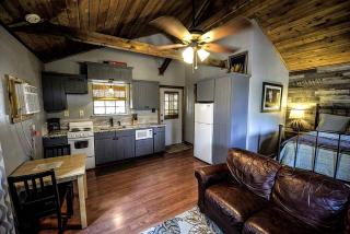 Charming Cabin Rental with a Hot Tub and Private Pool for a Romantic Getaway in Texas Hill Country - Wimberley - 8