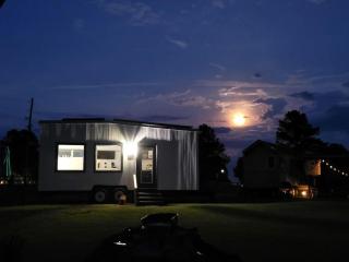 Cute Tiny House with Fire Pit in Danville, Georgia for Relaxing Glamping Escapes in Nature - - 4