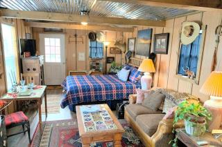 Cozy Hillside Texas Hill Country Cabin for Romantic Getaways near San Antonio - Kerrville - 6