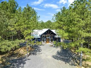 Breathtaking Luxurious Cabin with Fire Pit, Screened Beautiful Porch and Jacuzzi in Oklahoma - Broken Bow - 3