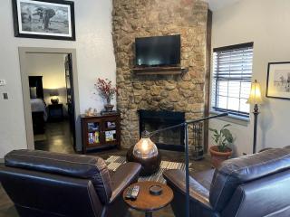 Wimberley Romance: Escape to a Cozy Cabin Nestled in Nature, TX - Wimberley - 7