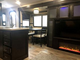 Luxury Caravan Rental in Texas for Amazing Glamping Getaways - Dripping Springs - 8