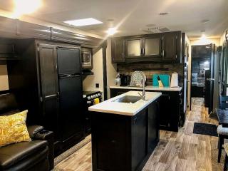 Luxury Caravan Rental in Texas for Amazing Glamping Getaways - Dripping Springs - 7
