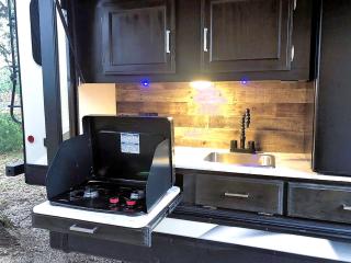 Luxury Caravan Rental in Texas for Amazing Glamping Getaways - Dripping Springs - 6
