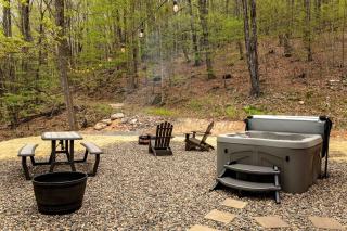 Cozy Log Cabin with a Hot Tub near Seneca Rocks, West Virginia - Perfect for a Romantic Glamping Getaway to the Mountains - - 5
