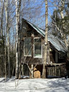 Into the Woods: Discover Our Charming Rustic Treehouse in Dorchester, NH - Rumney - 5