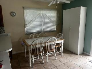 Relaxing Lakefront Cottage with Picnic Space in Florida - - 3