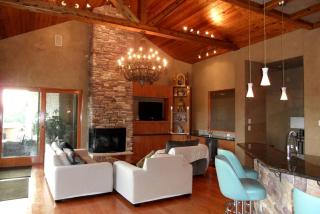 Luxury Four-Bedroom Cabin Rental with a Fireplace in New Braunfels, Texas - New Braunfels - 8