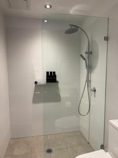 Urban Luxe Escape - Pool, Gym & Sauna - City Views - 5