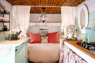Unforgettable Glamping Caravan Rental in North Carolina for Intimate Weekends Away in Franklin - 8