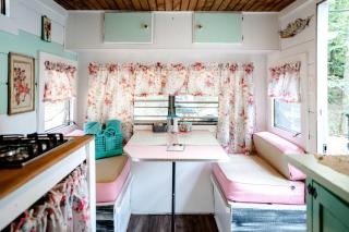 Unforgettable Glamping Caravan Rental in North Carolina for Intimate Weekends Away in Franklin - 5