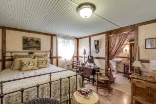 Intimate Bandera Cabin Rental for a Romantic Hill Country Getaway - Medina - 6