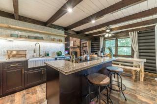 Wooden Cabin with Hot-Tub and Pool Table in Demorest, Georgia - Demorest - 3