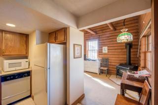 Chic One-Bedroom Suite With Jacuzzi Tub for Romantic Getaway near Columbus, Ohio - Pulaskiville - 6