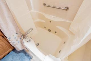 Chic One-Bedroom Suite With Jacuzzi Tub for Romantic Getaway near Columbus, Ohio - Pulaskiville - 5