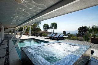 Chic Villa with Outdoor Pool, Spa and Views in California - Glendale - 7