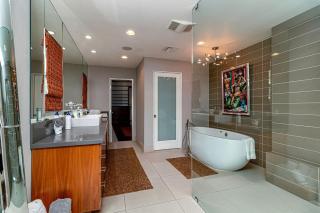 Chic Villa with Outdoor Pool, Spa and Views in California - Glendale - 3