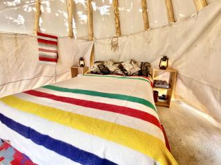 Cute Tipi in Tres Piedras for New Mexico Glamping Escapes - - 6