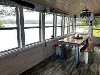Cozy Lakefront Cabin Perfect for a Family Getaway in Wells, NY - Wells - 8