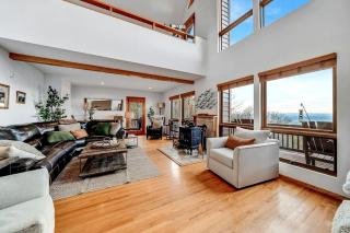 Family and Pet Friendly Cabin with Mountain Views, a Hot Tub, and Access to the Appalachian Trail, Perfect for a Weekend Getaway - Harper's Ferry - 6