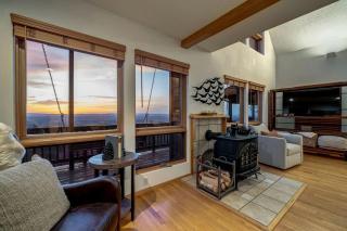 Family and Pet Friendly Cabin with Mountain Views, a Hot Tub, and Access to the Appalachian Trail, Perfect for a Weekend Getaway - Harper's Ferry - 5